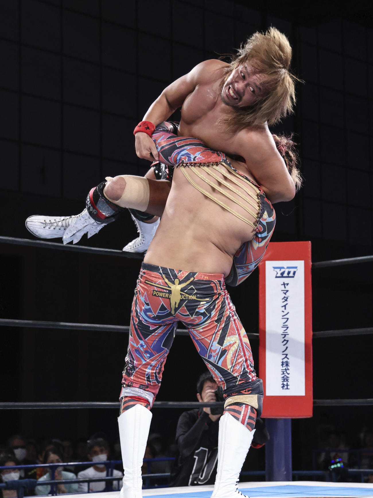 棚橋弘至へ攻撃をしかける内藤哲也（新日本プロレス提供）
