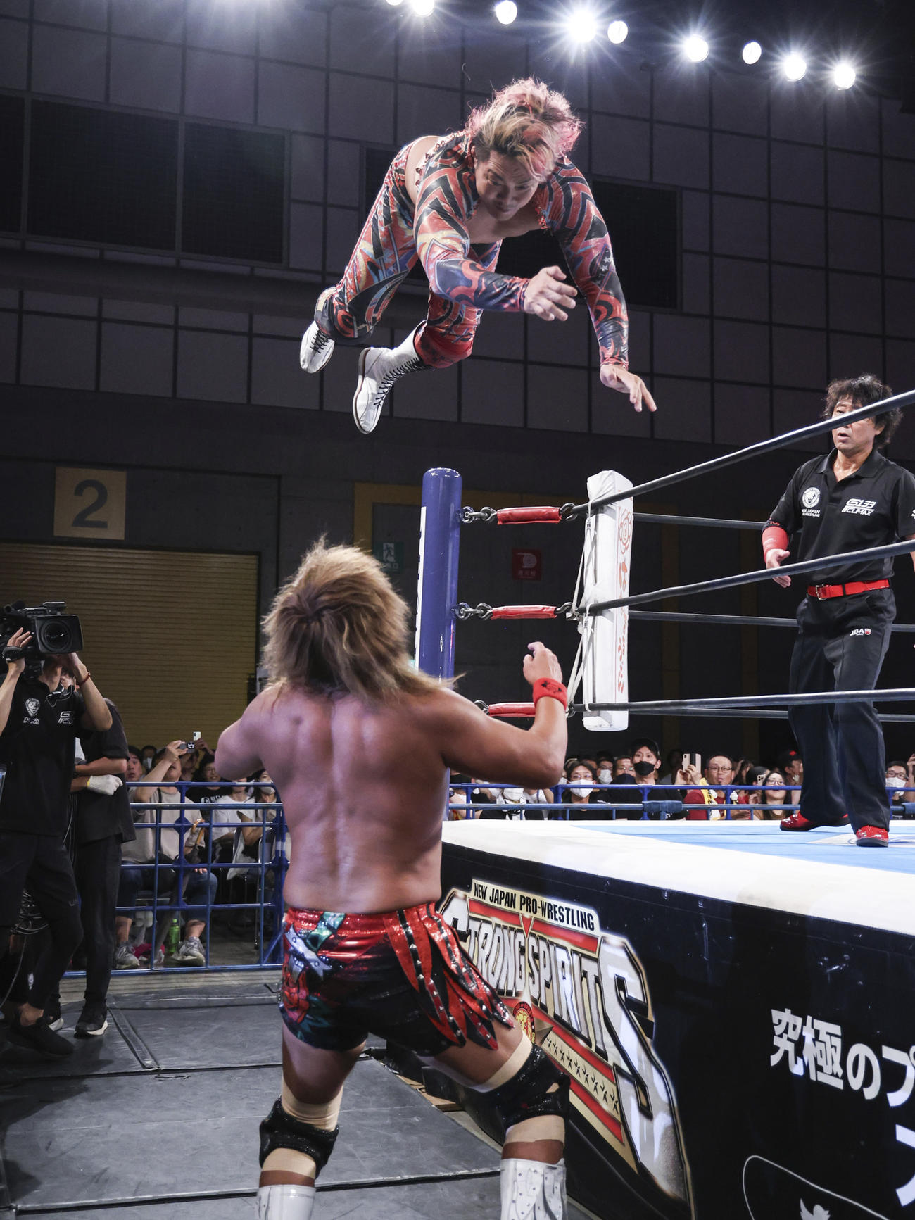 場外の内藤哲也へ向かって、ハイフライフローを狙う棚橋弘至（新日本プロレス提供）