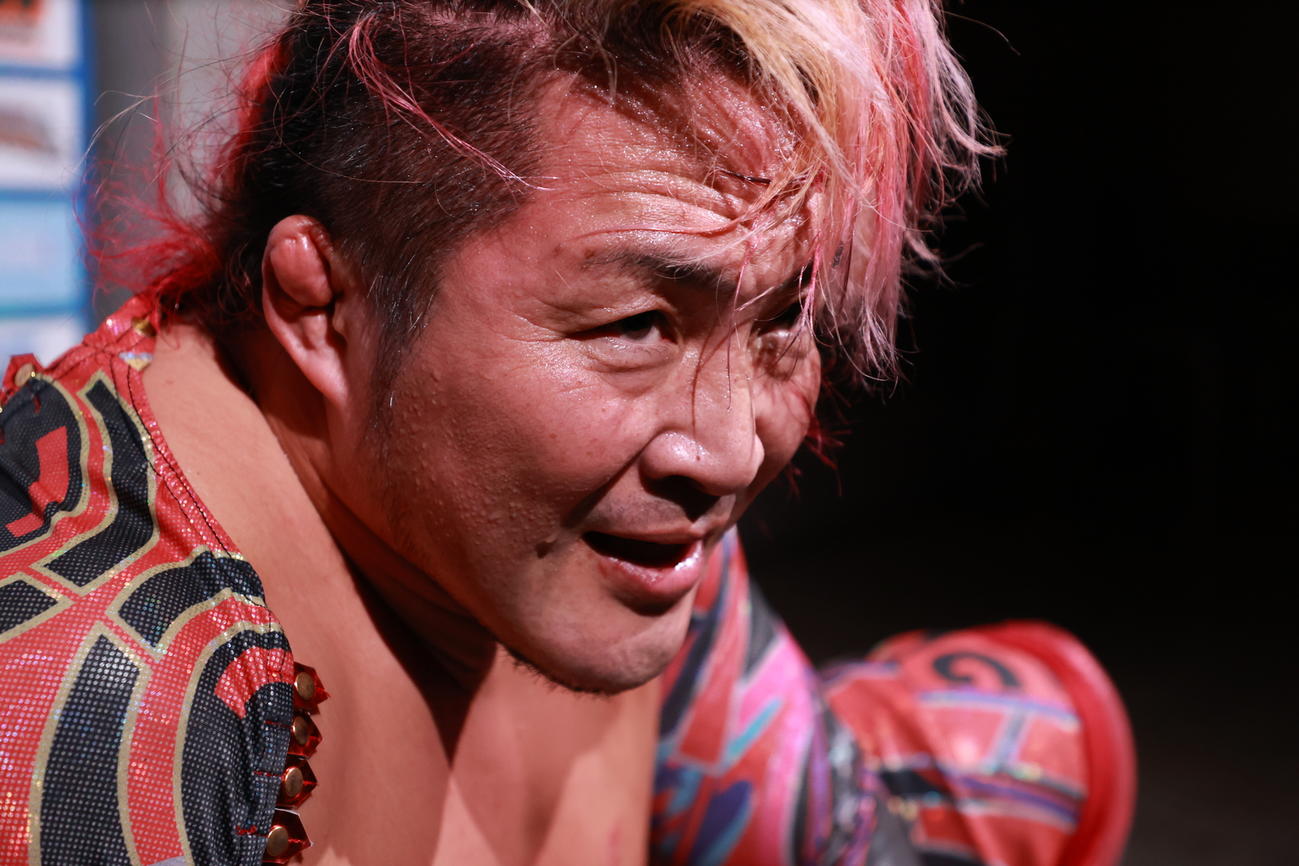 バックステージでコメントする棚橋弘至（新日本プロレス提供）