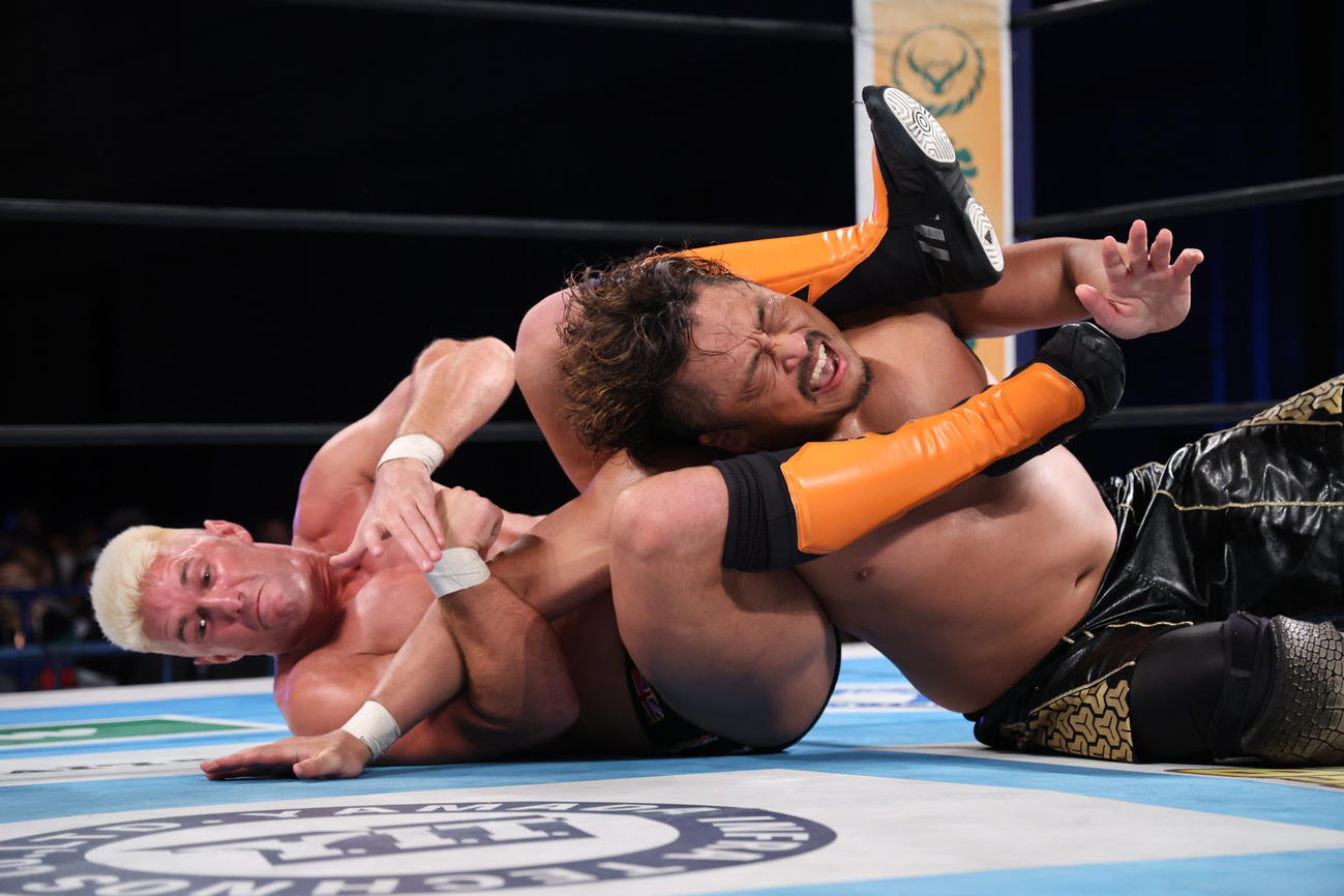後藤洋央紀を極めるザック・セイバーJr.（新日本プロレス提供）