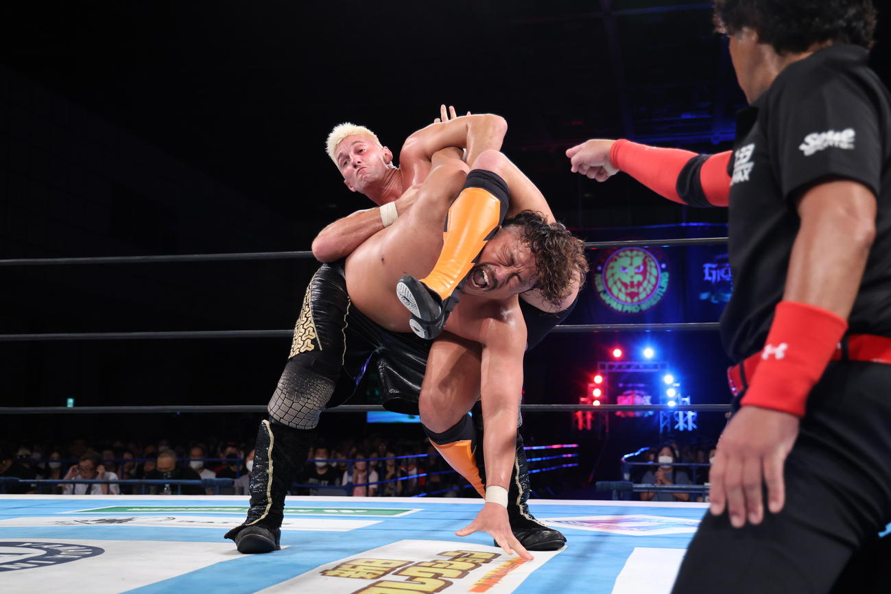 後藤洋央紀を極めるザック・セイバーJr.（新日本プロレス提供）
