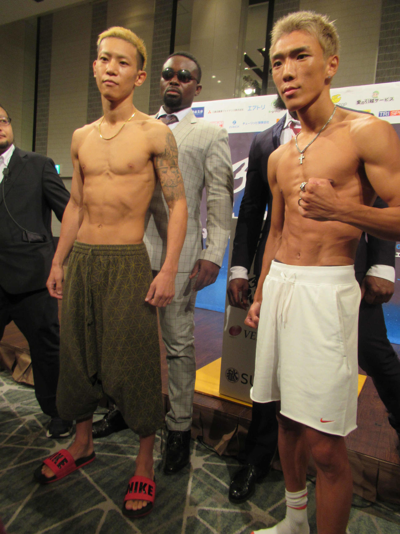 前日計量をクリアした中川麦茶（左）と亀田京之介（撮影・実藤健一）