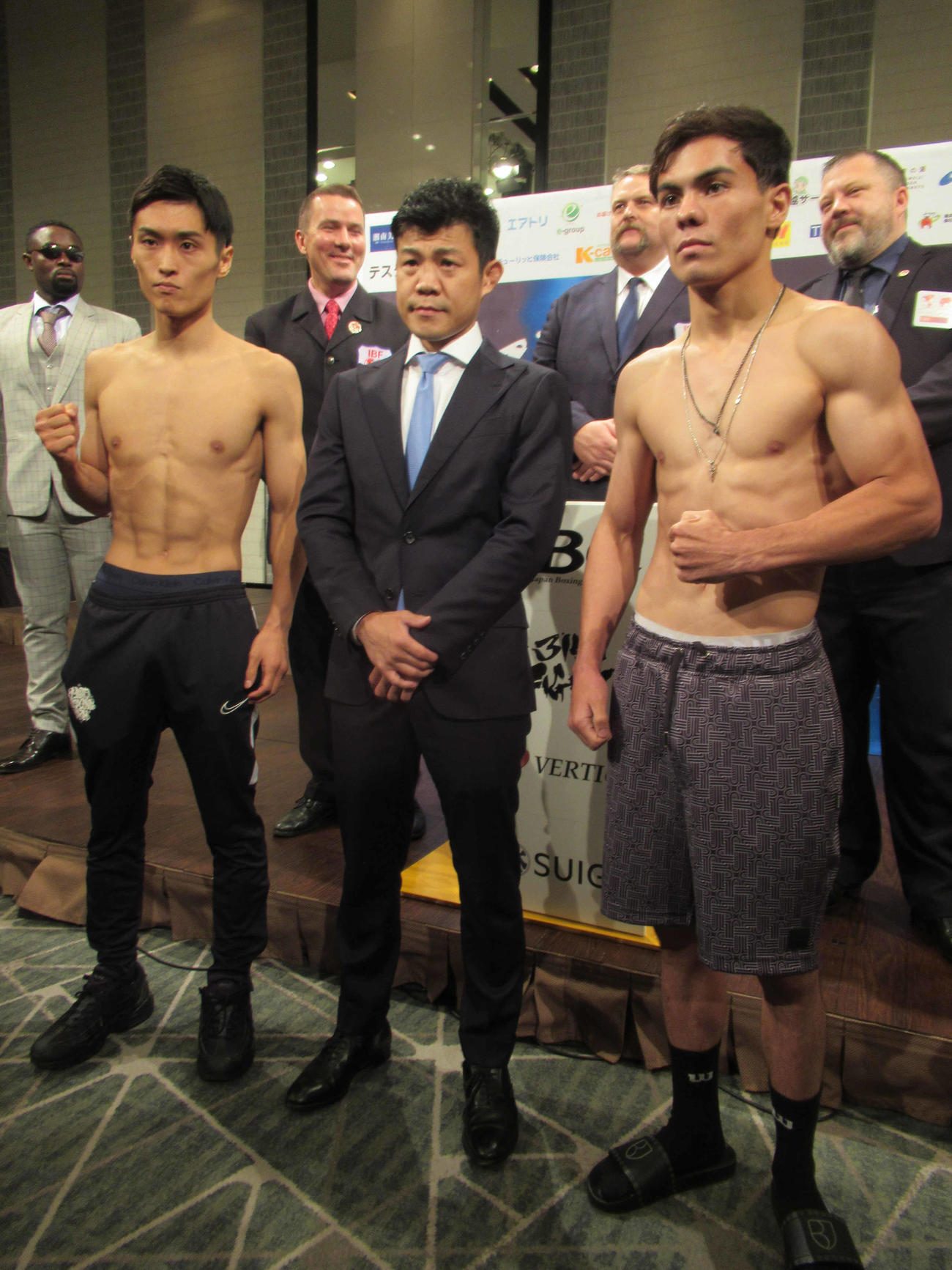 IBF世界バンタム級次期挑戦者決定戦に挑む西田（左）とメディーナ。中央は亀田興毅ファウンダー（撮影・実藤健一）