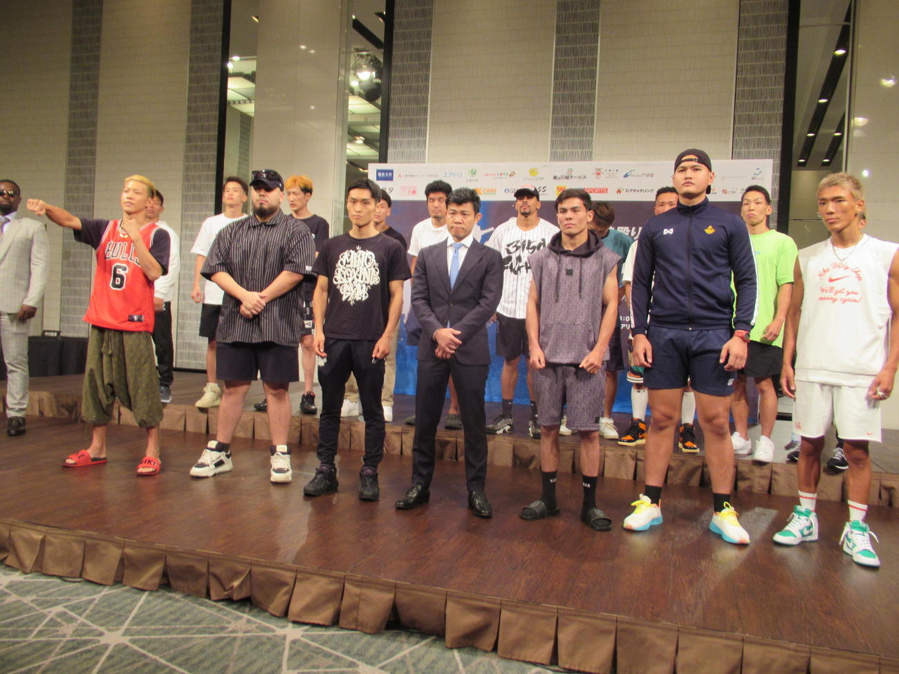 11日の「3150FIGHT」出場選手が亀田興毅ファウンダー（中央）を囲む（撮影・実藤健一）