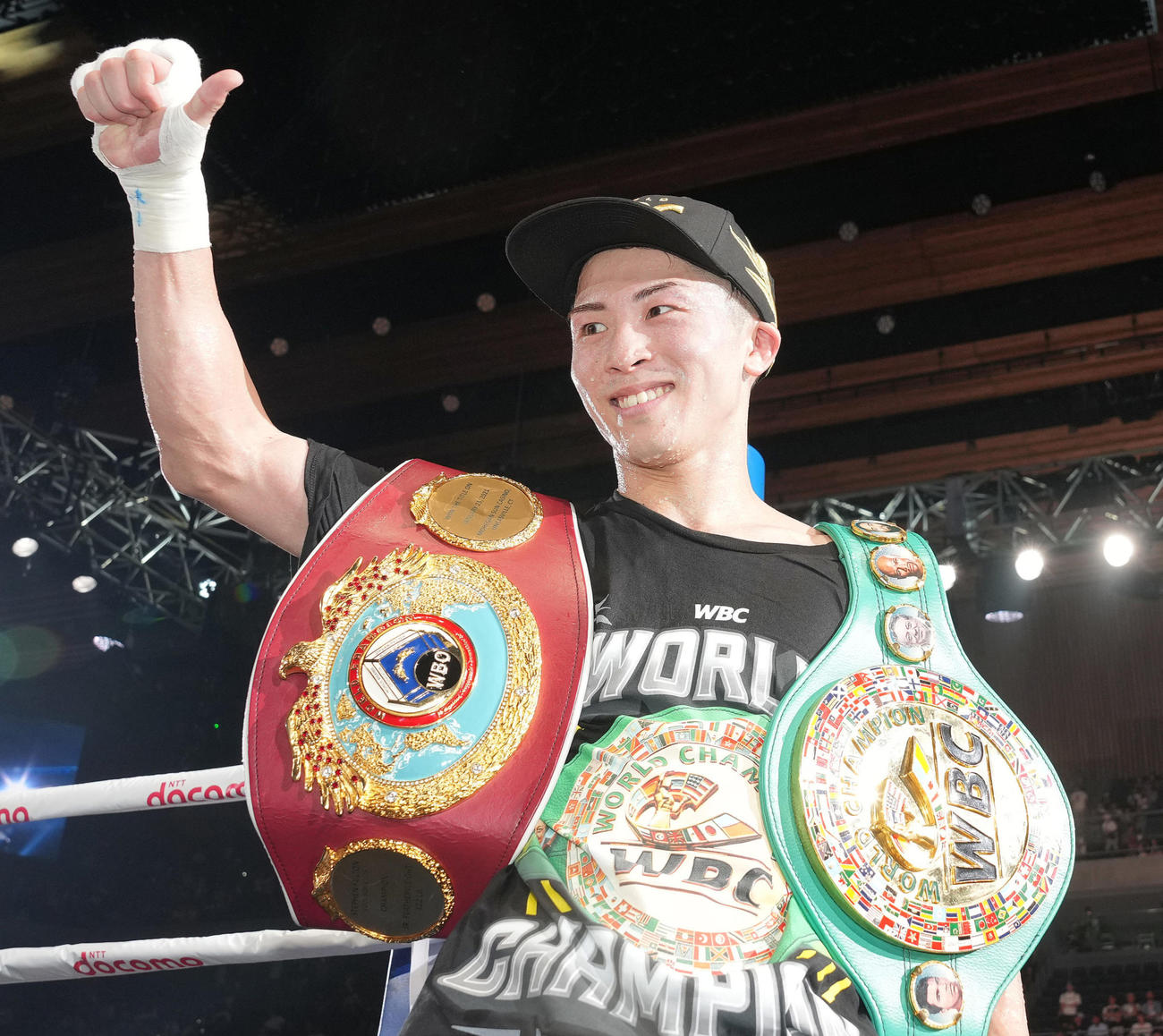 WBC、WBO世界スーパーバンタム級新王者の井上はベルトを肩にかけサムズアップポーズ（2023年7月25日）