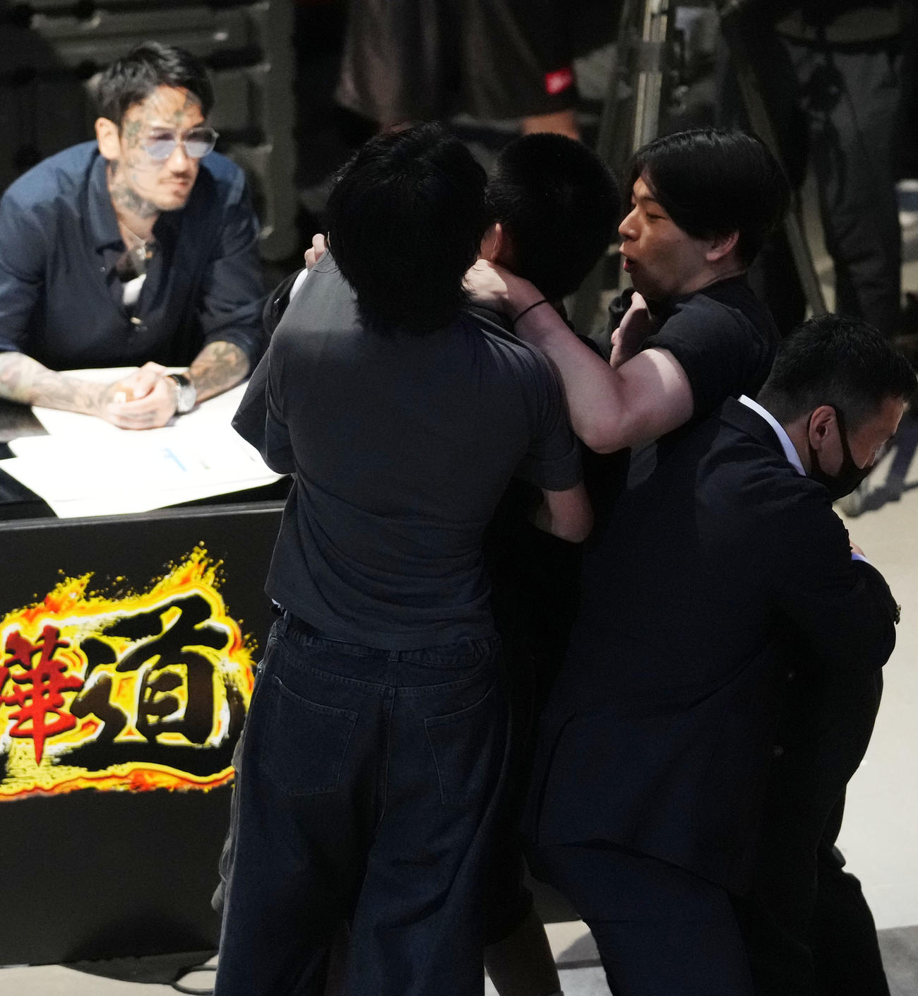 瓜田純士が見つめる前で乱闘騒ぎを起こす、ひかぴー（左から3人目）と、自称偏差値80のけんか無敗の菅原淳寛（右から2人目）（撮影・横山健太）