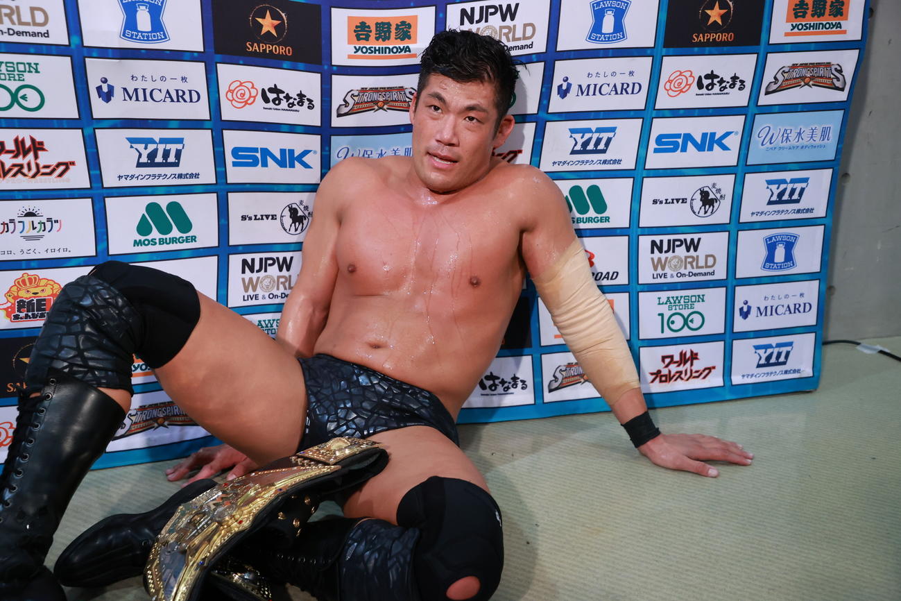 バックステージでコメントするSANADA（新日本プロレス提供）