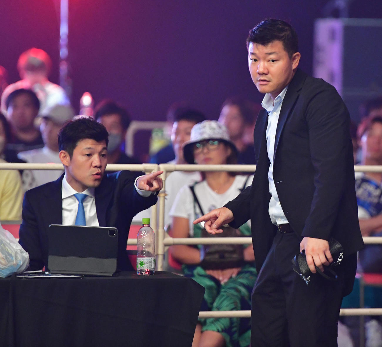 3150FIGHTで話し合う亀田興毅ファウンダー（左）と亀田大毅氏（撮影・清水貴仁）
