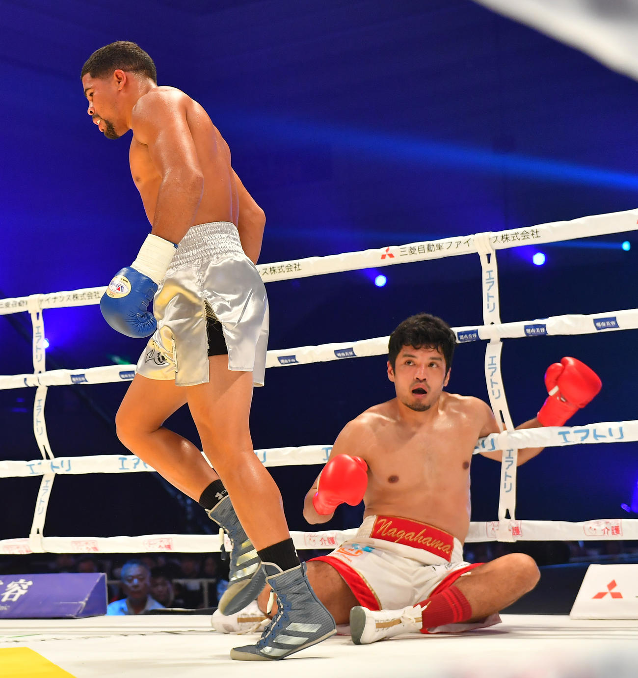 長浜陸対ジェアン・カルロス・トーレス　3回、ダウンを奪われる長浜（右）（撮影・清水貴仁）