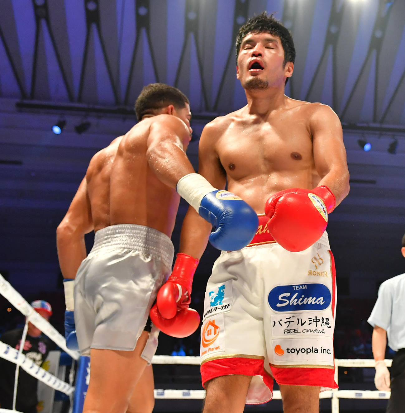 長浜陸対ジェアン・カルロス・トーレス　8回、最終ラウンを終え厳しい顔をみせる長浜（右）（撮影・清水貴仁）