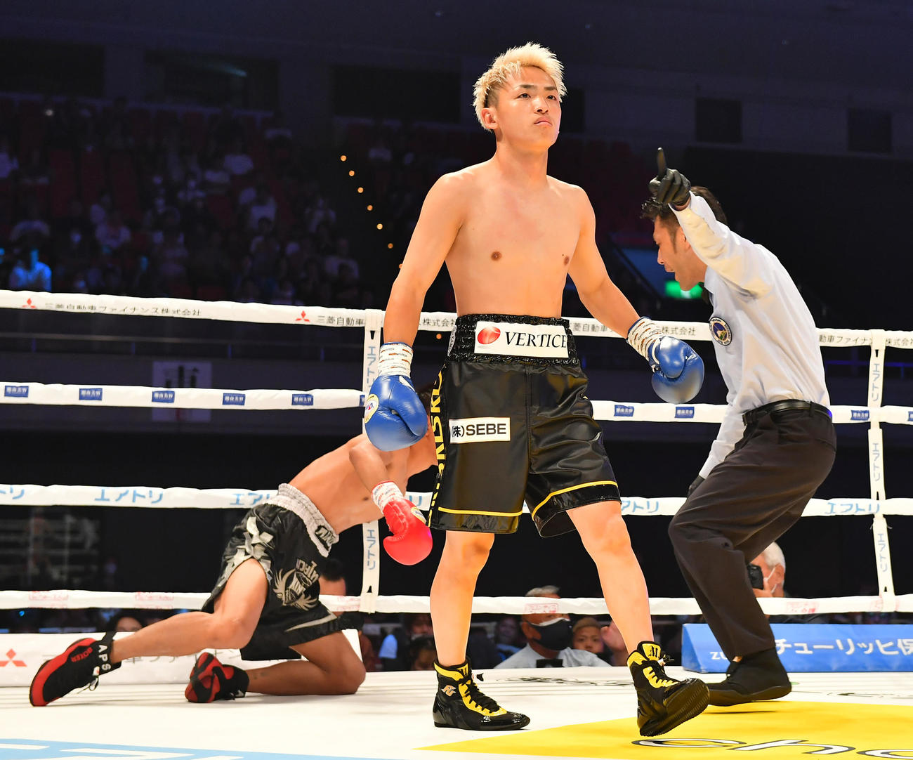 ウィーラナット・クイウォンターン対政所椋　1回、いきなりダウンを奪う政所（手前）（撮影・清水貴仁）