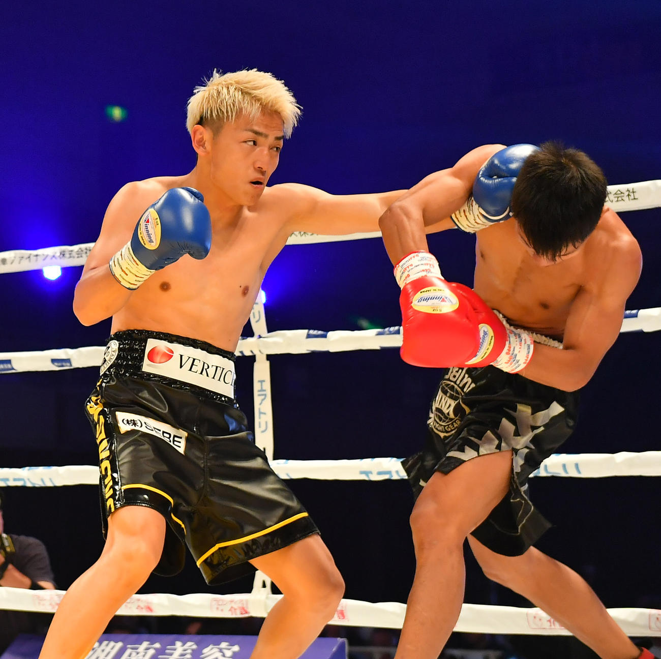 ウィーラナット・クイウォンターン対政所椋　初回から2度のダウンを奪いTKO勝ちする政所（左）（撮影・清水貴仁）