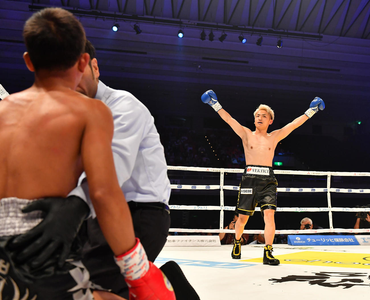 ウィーラナット・クイウォンターン対政所椋　初回から2度のダウンを奪いTKO勝ちする政所（右）（撮影・清水貴仁）