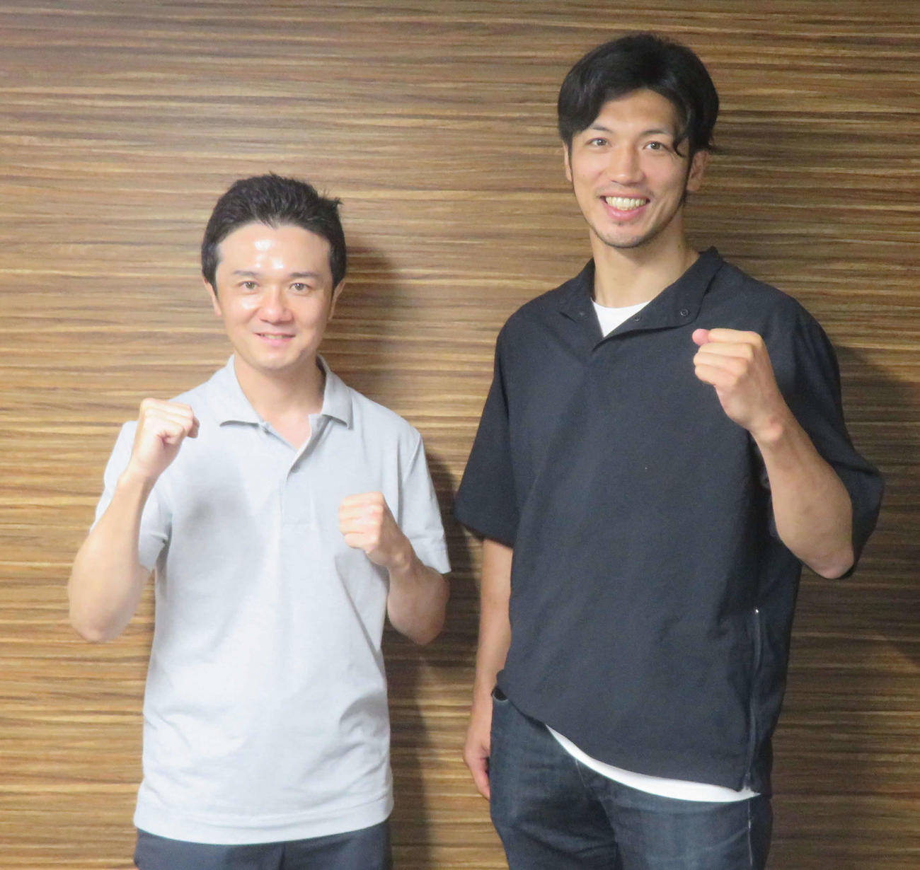 同門の先輩で元WBC世界ライトフライ級王者木村悠氏（左）とのトークイベントに参加した元WBA世界ミドル級スーパー王者村田諒太氏