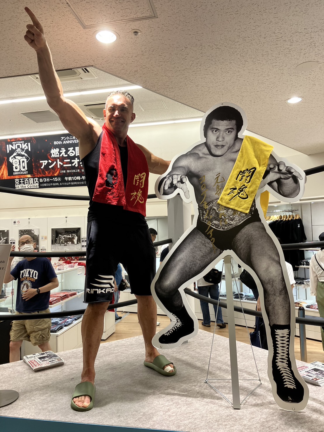 アントニオ猪木さんのパネルと並ぶK－1番長ジェロム・レバンナ