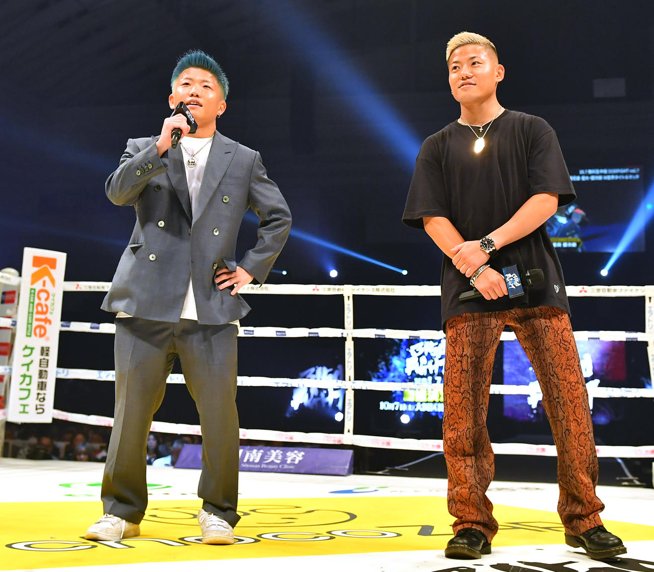 試合の合間にリングに上がりあいさつする重岡銀次朗（左）と兄の優大（撮影・清水貴仁）