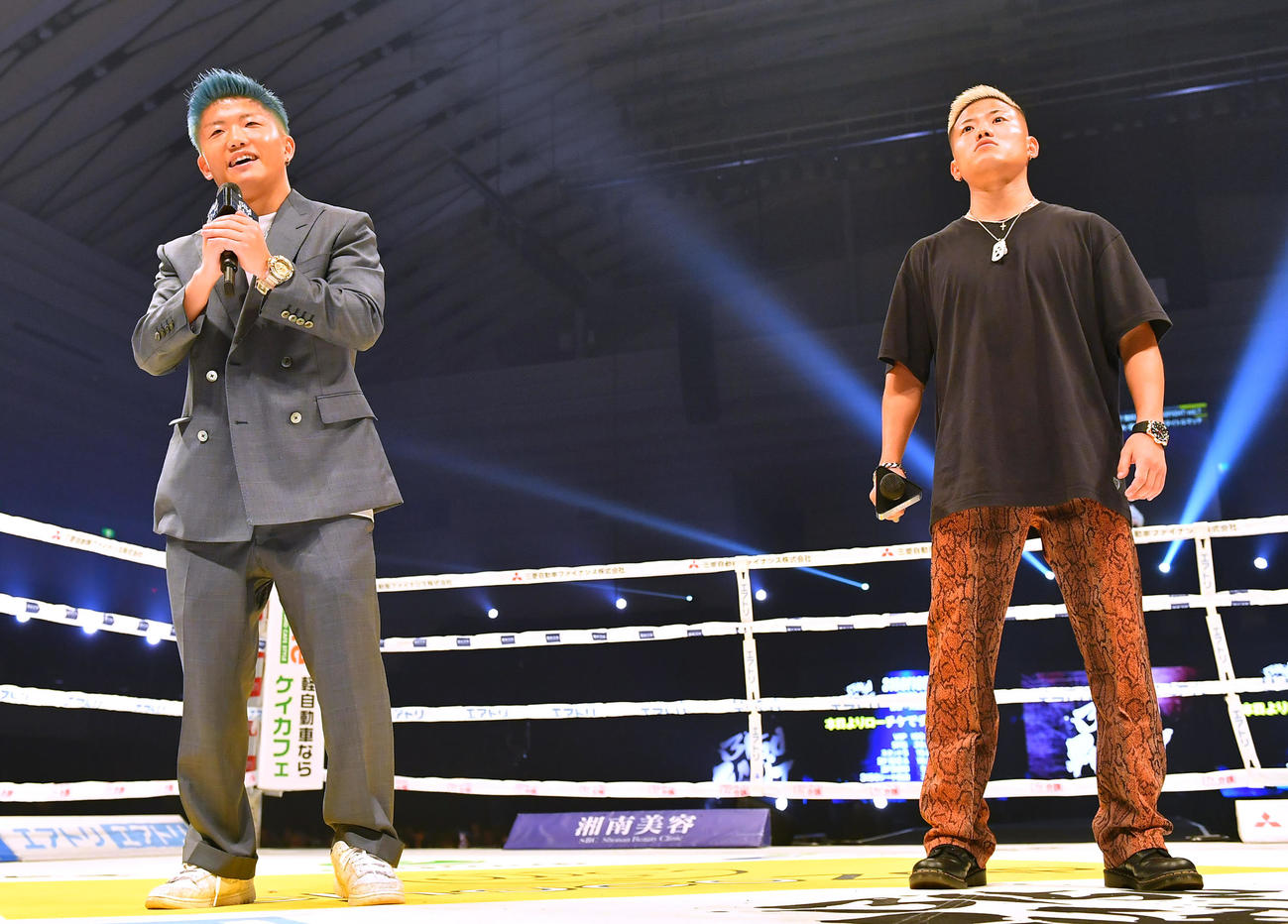 試合の合間にリングに上がりあいさつする重岡銀次朗（左）と兄の優大（撮影・清水貴仁）