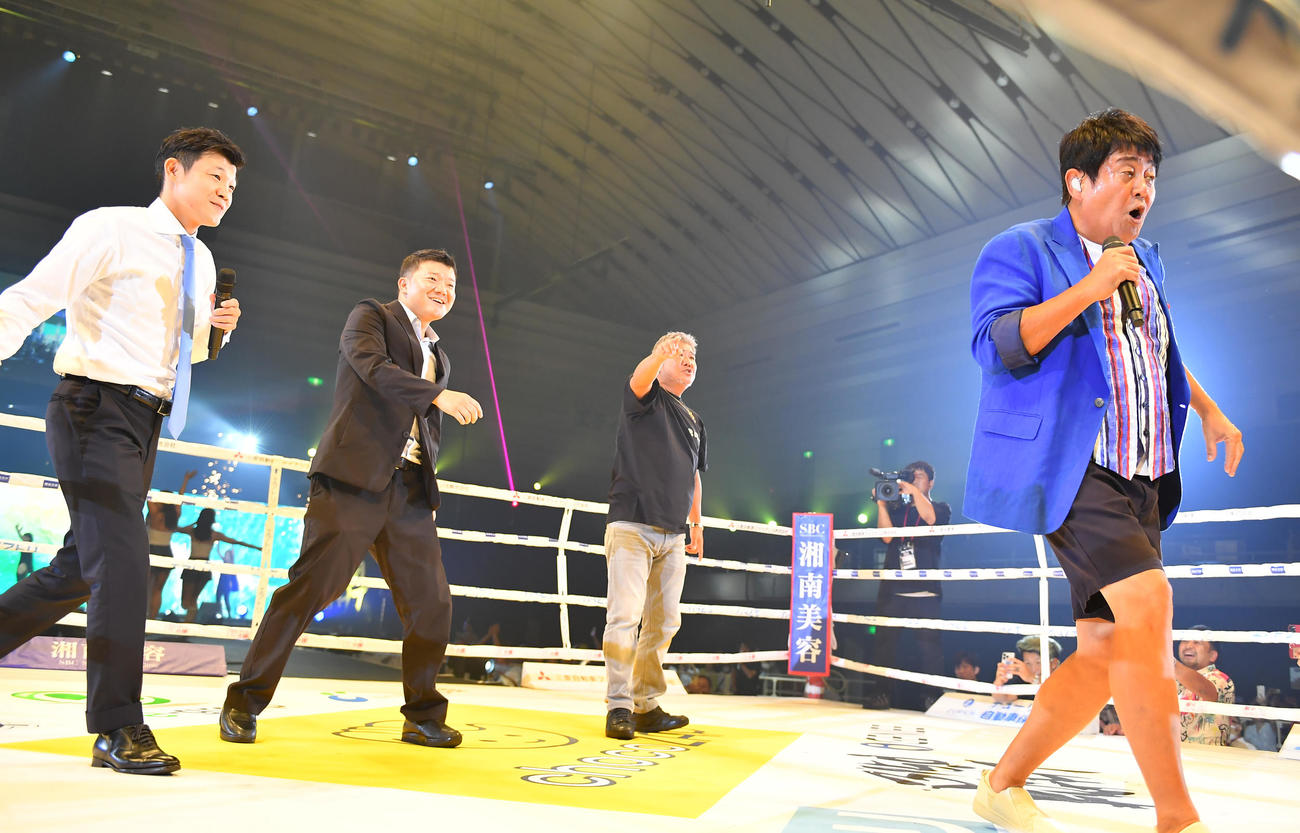 ハーフタイムショーでTUBE前田亘輝（右）とリングに立つ亀田ファミリー、左から亀田興毅ファウンダー、大毅氏、史郎氏（撮影・清水貴仁）