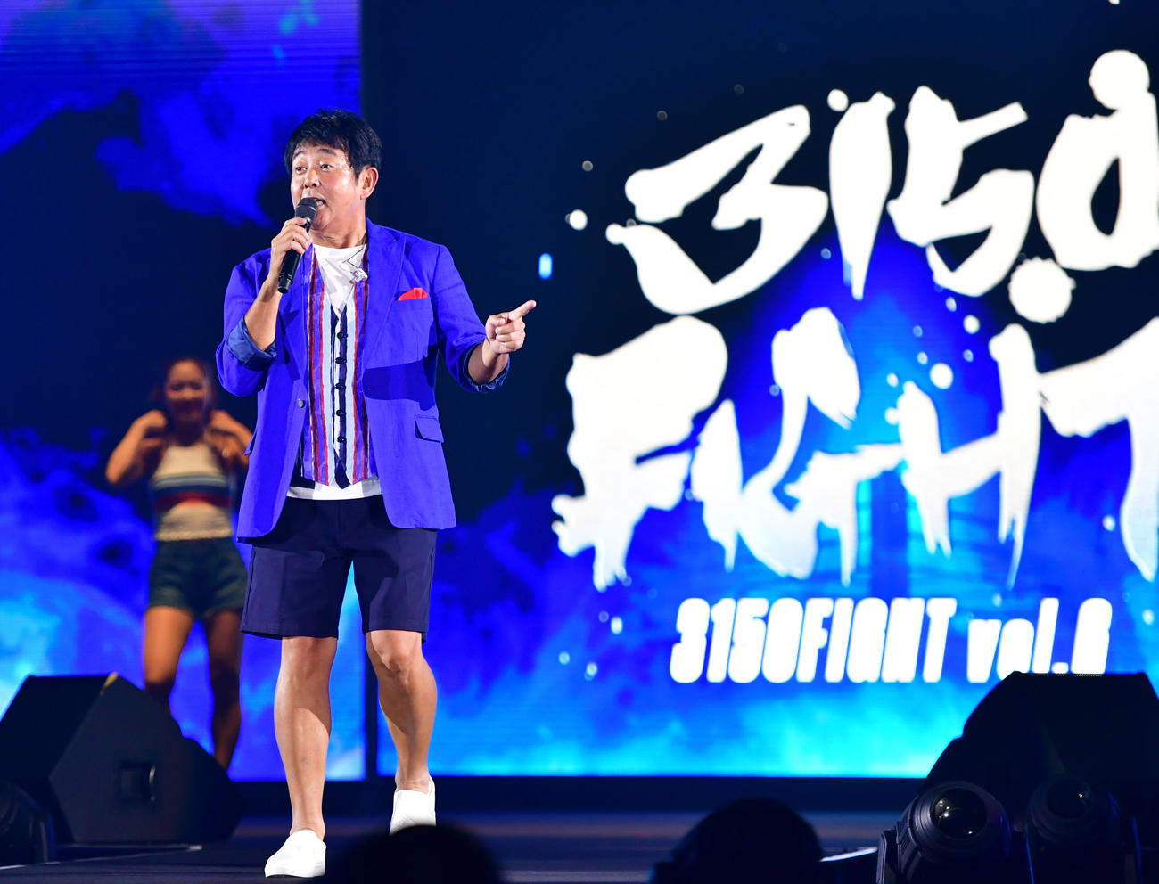 ハーフタイムショーで熱唱するTUBE前田亘輝（撮影・清水貴仁）