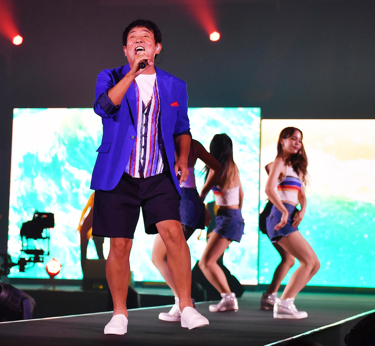 ハーフタイムショーで熱唱するTUBE前田亘輝（撮影・清水貴仁）
