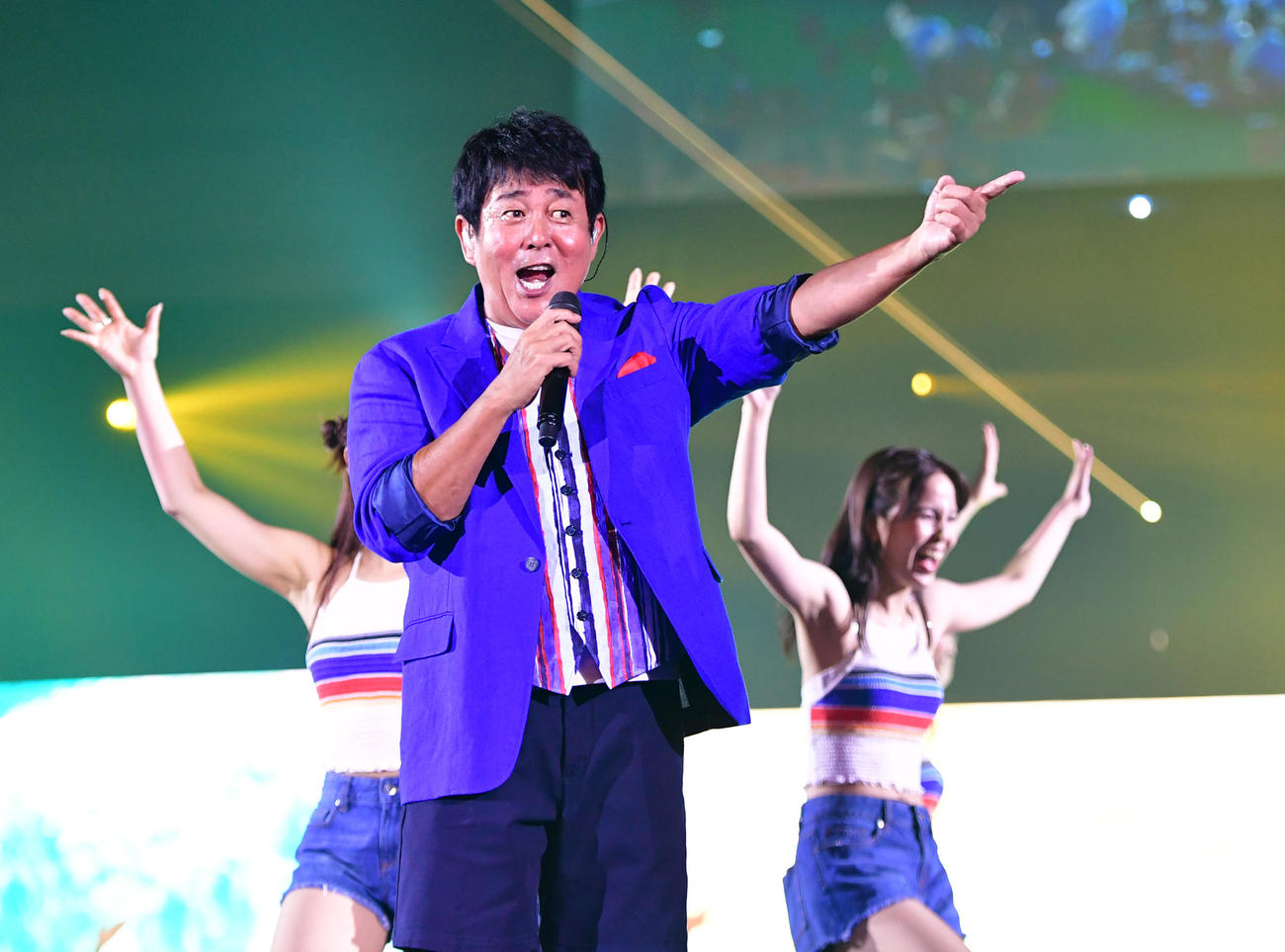 ハーフタイムショーで熱唱するTUBE前田亘輝（撮影・清水貴仁）