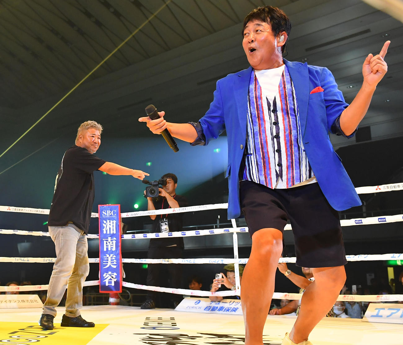 ハーフタイムショーでTUBE前田亘輝（右）とリングに立つ亀田史郎氏（撮影・清水貴仁）