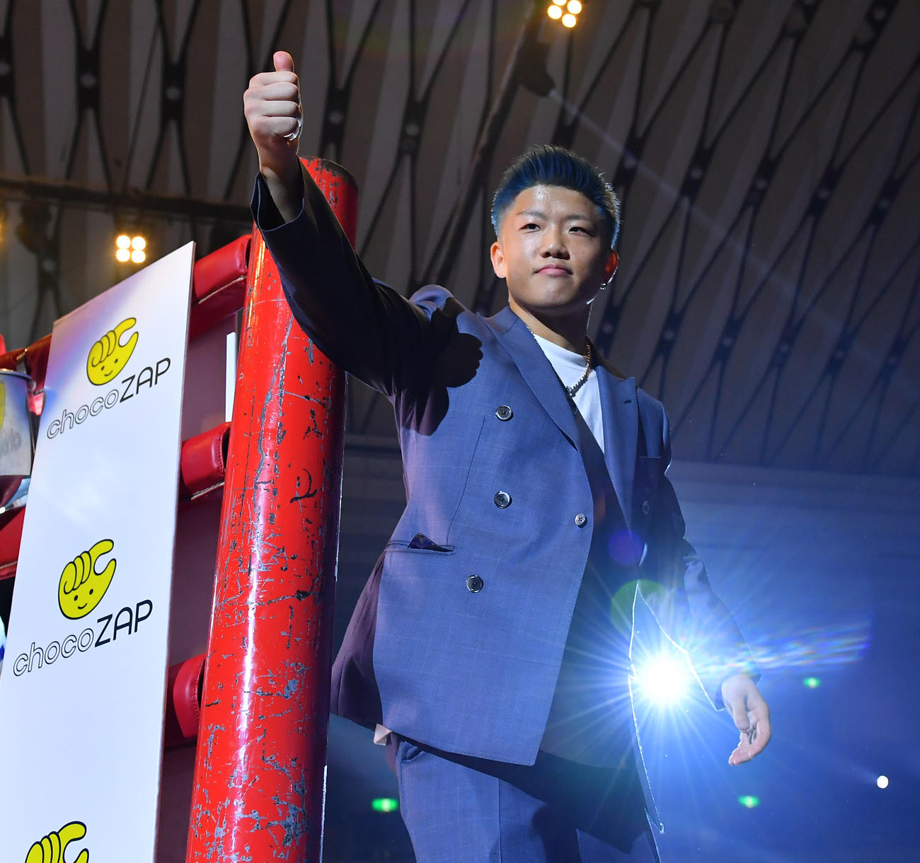 3150FIGHT　あいさつを終えサムズアップポーズでリングから移動する重岡銀次朗（撮影・清水貴仁）