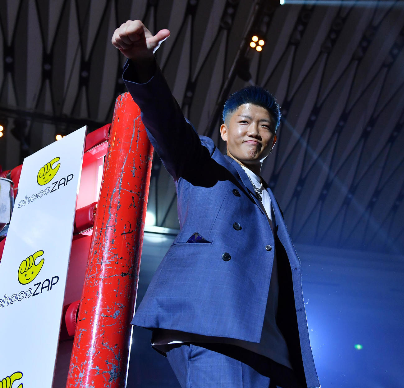 3150FIGHT　あいさつを終えサムズアップポーズでリングから移動する重岡銀次朗（撮影・清水貴仁）