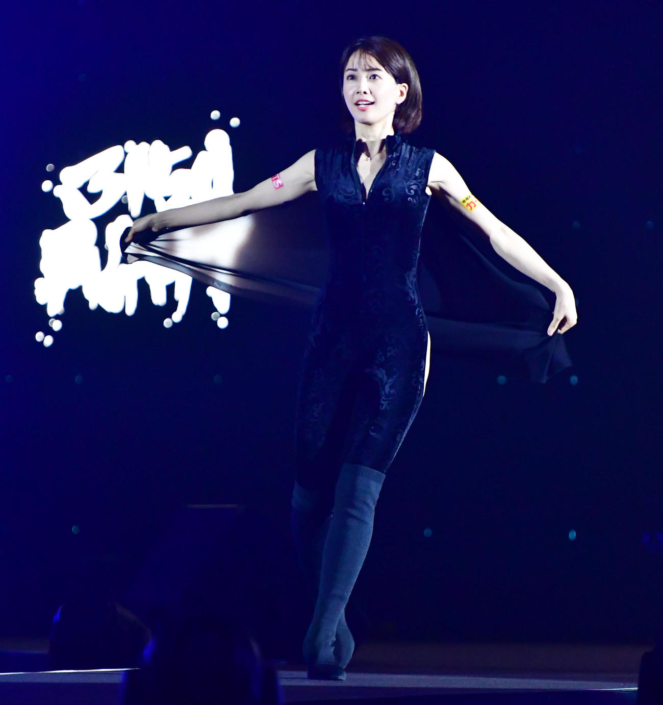 3150FIGHT　オープニングで登場する3150ガールズの松村奈緒（撮影・清水貴仁）
