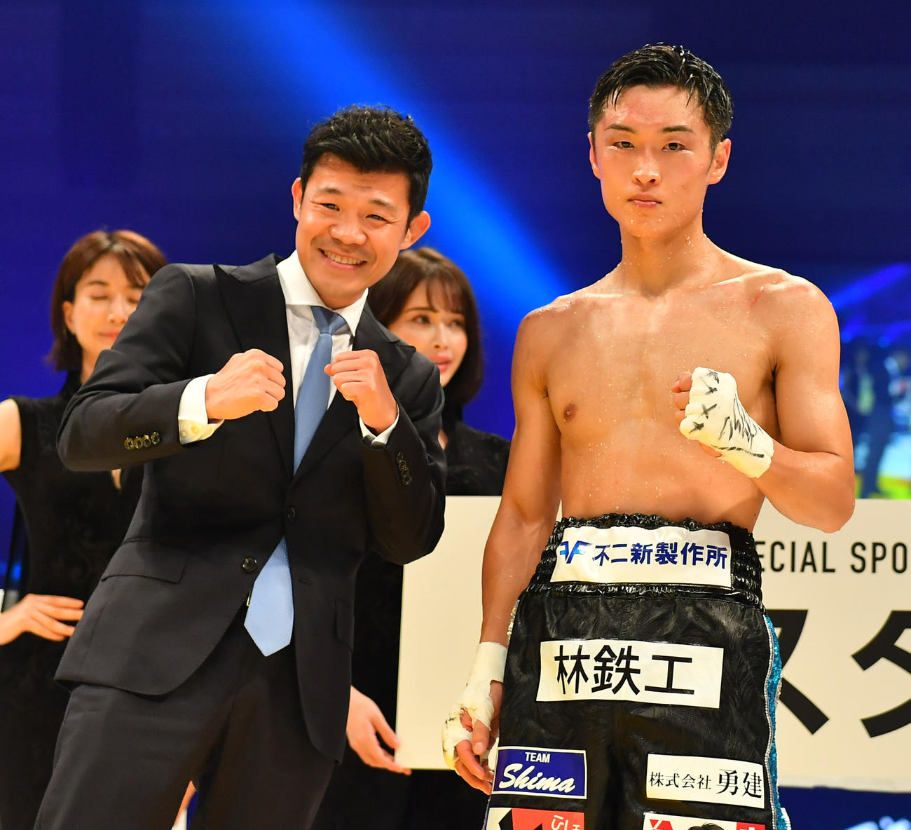 西田凌佑対クリスチャン・メディーナ　勝利した西田（右）は亀田興毅ファウンダーと記念撮影を行う（撮影・清水貴仁）