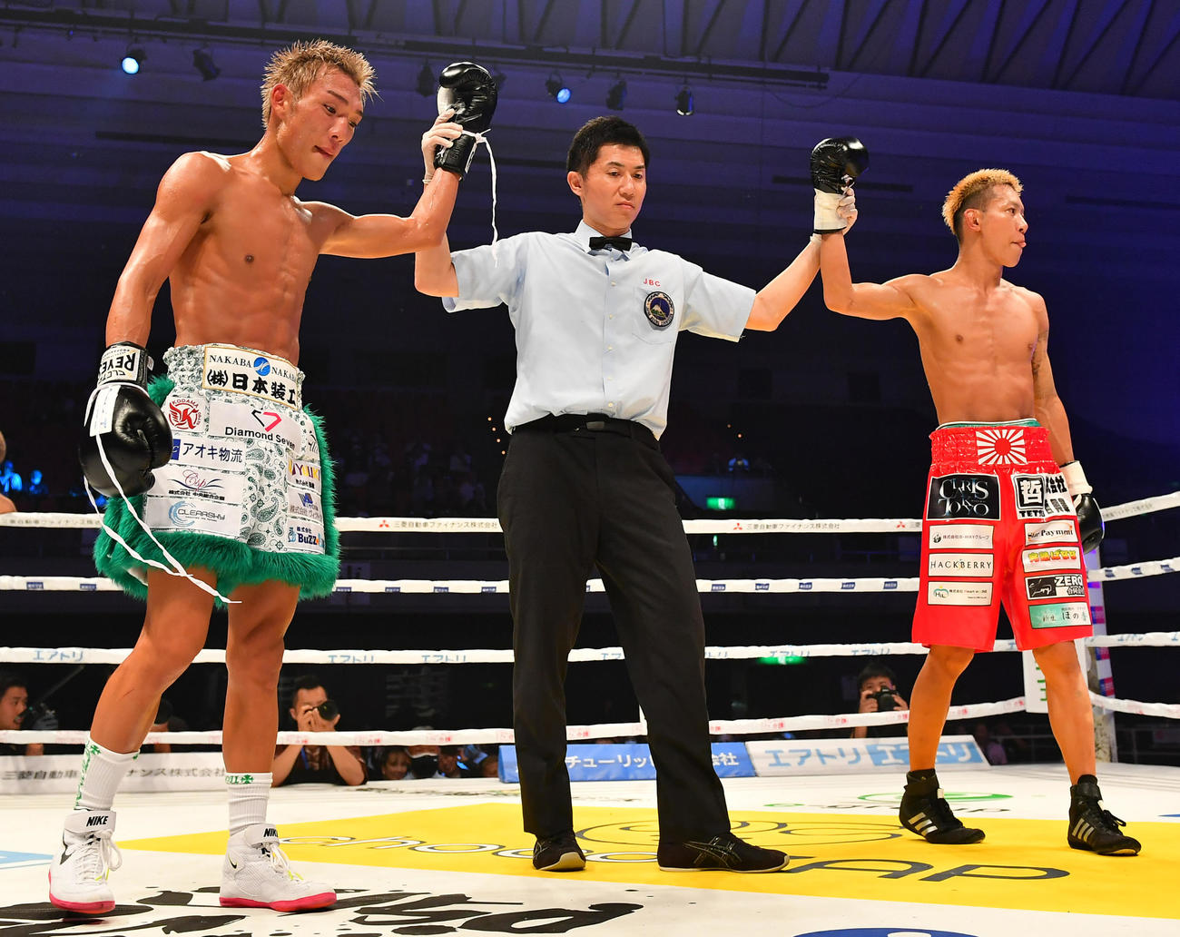 中川麦茶対亀田京之介　引き分けに終わる亀田（左）と中川（撮影・清水貴仁）