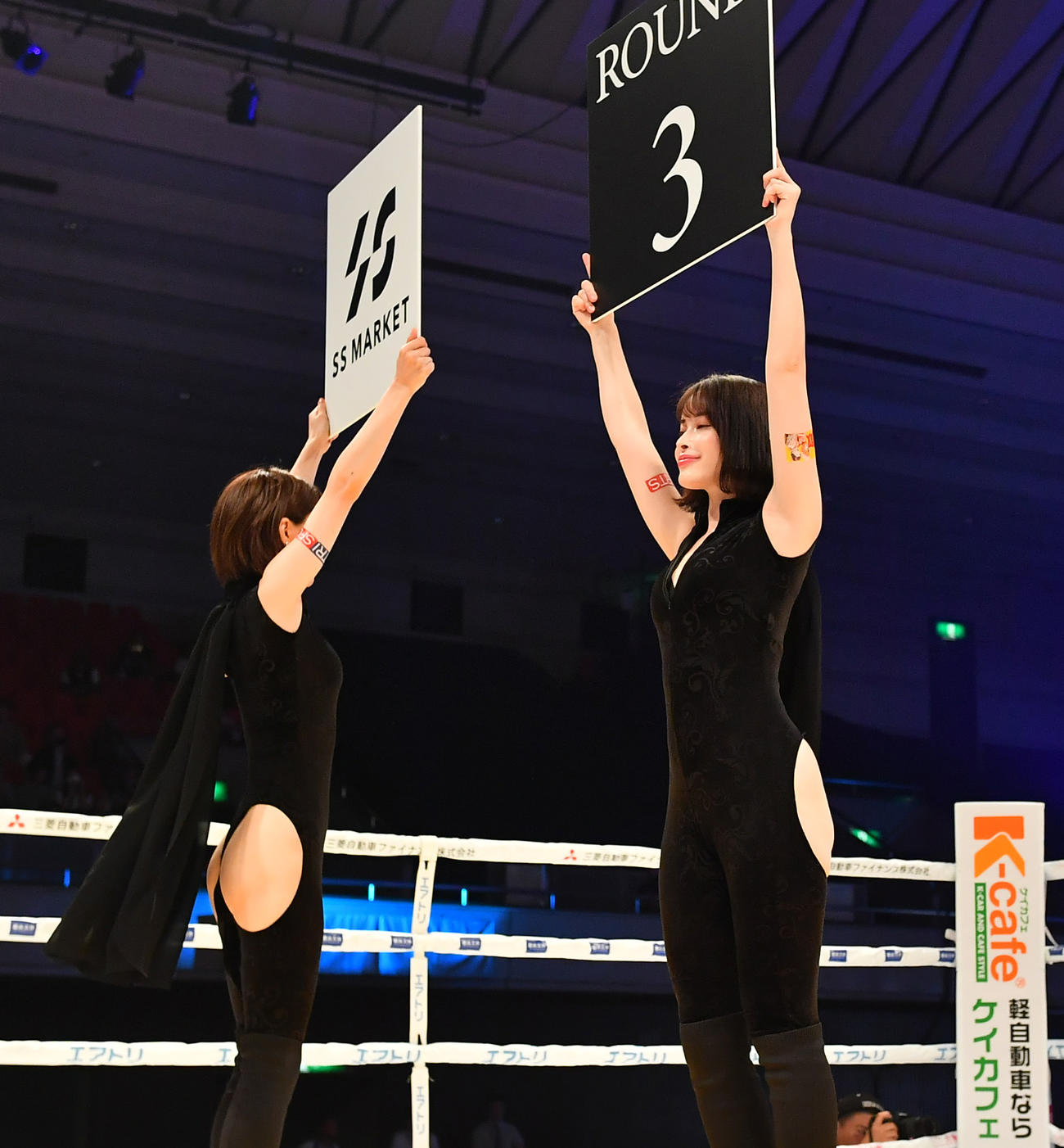 3150FIGHT　ラウンドガールを務める3150ガールズ（撮影・清水貴仁）