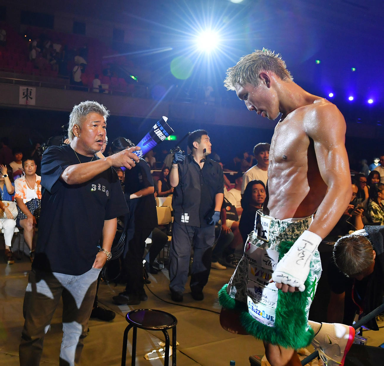 中川麦茶対亀田京之介　引き分けに終わった亀田京之介（右）に声をかける亀田史郎氏（撮影・清水貴仁）