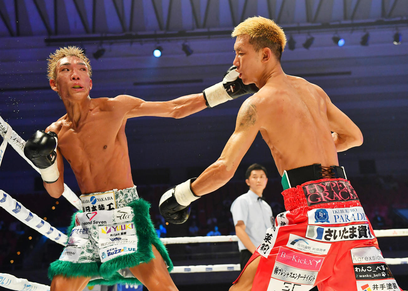 中川麦茶対亀田京之介　激しく打ち合う亀田（左）と中川（撮影・清水貴仁）