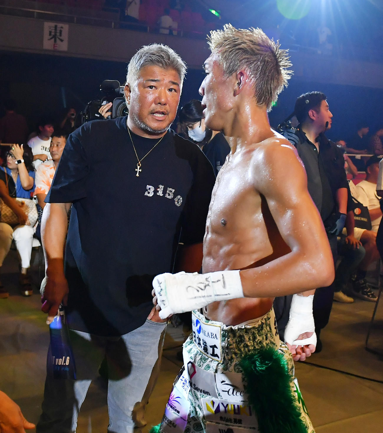 中川麦茶対亀田京之介　引き分けに終わった亀田京之介（右）に声をかける亀田史郎氏（撮影・清水貴仁）