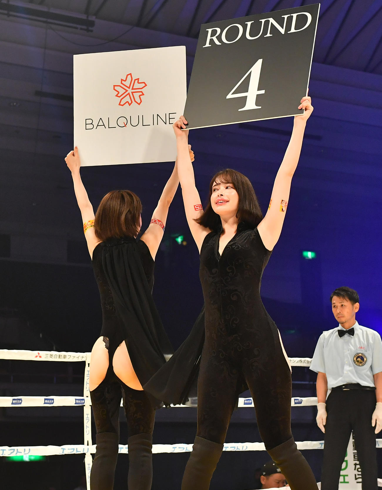 3150FIGHT　ラウンドガールを務める3150ガールズ（撮影・清水貴仁）