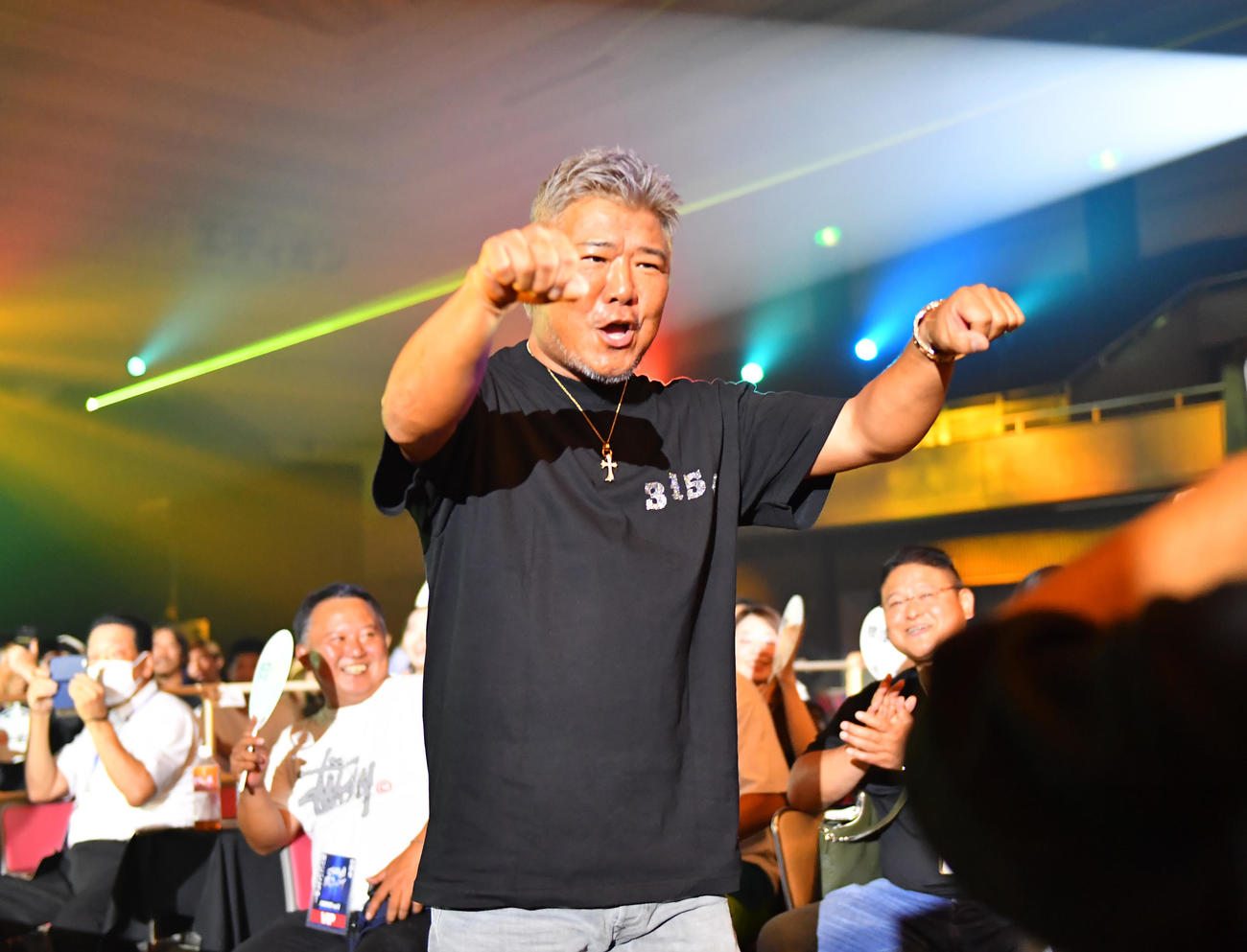 ハーフタイムショーでTUBE前田亘輝に呼ばれ席を立つ亀田史郎氏（撮影・清水貴仁）