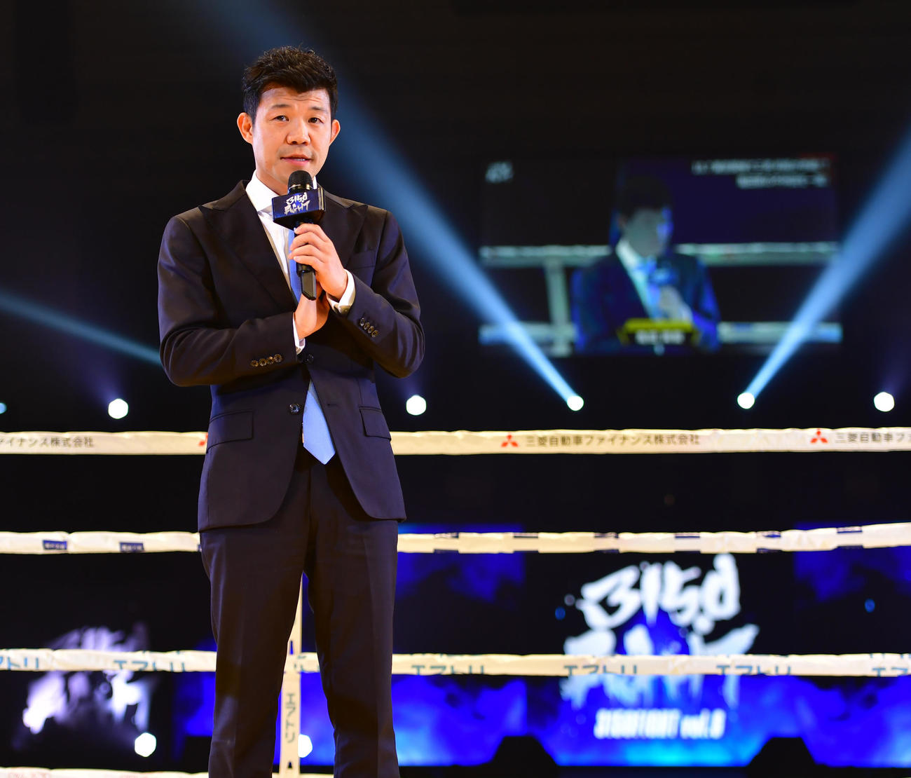 リング上であいさつする亀田興毅ファウンダー（撮影・清水貴仁）