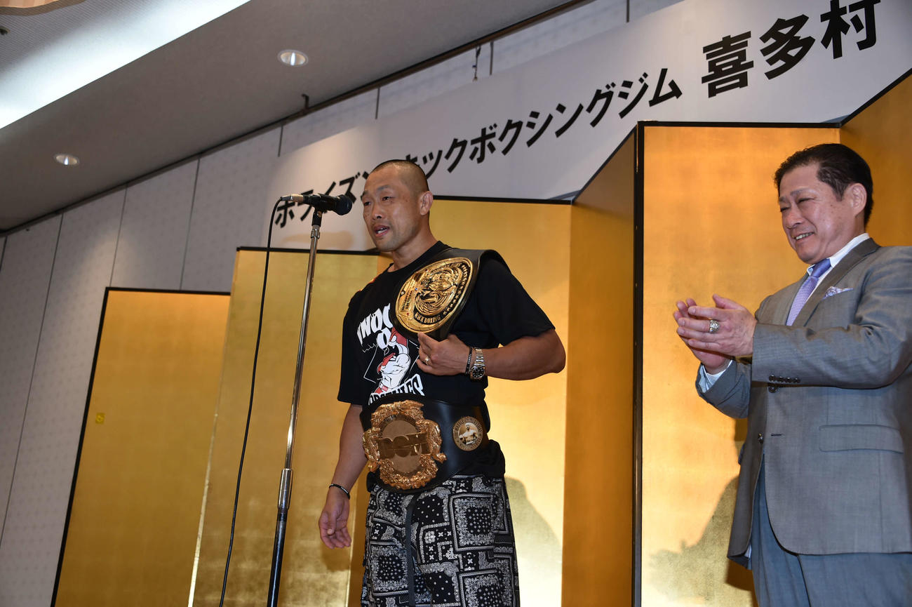 目を潤ませながらあいさつする喜多村（左）。右は乙川会長
