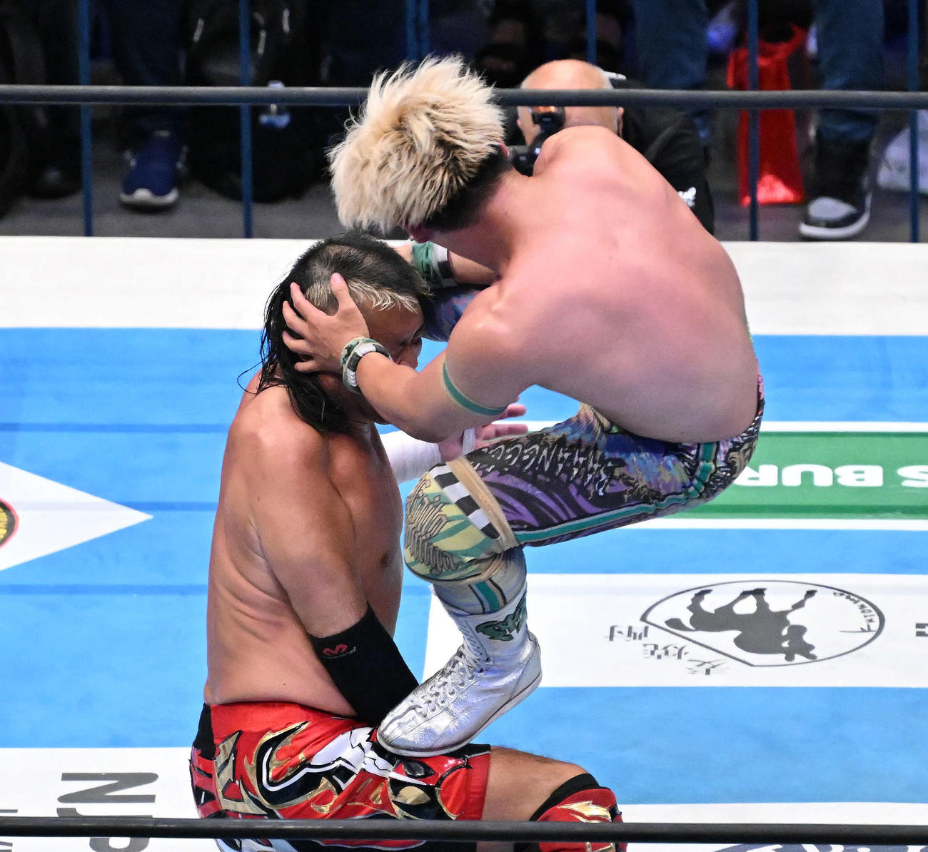 4人タッグマッチで清宮（右）は天山にシャイニングウィザードを決め勝利する（撮影・滝沢徹郎）