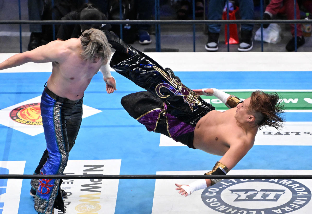 4人タッグマッチでHAYATA（右）はマスター・ワトに蹴りを見舞う（撮影・滝沢徹郎）