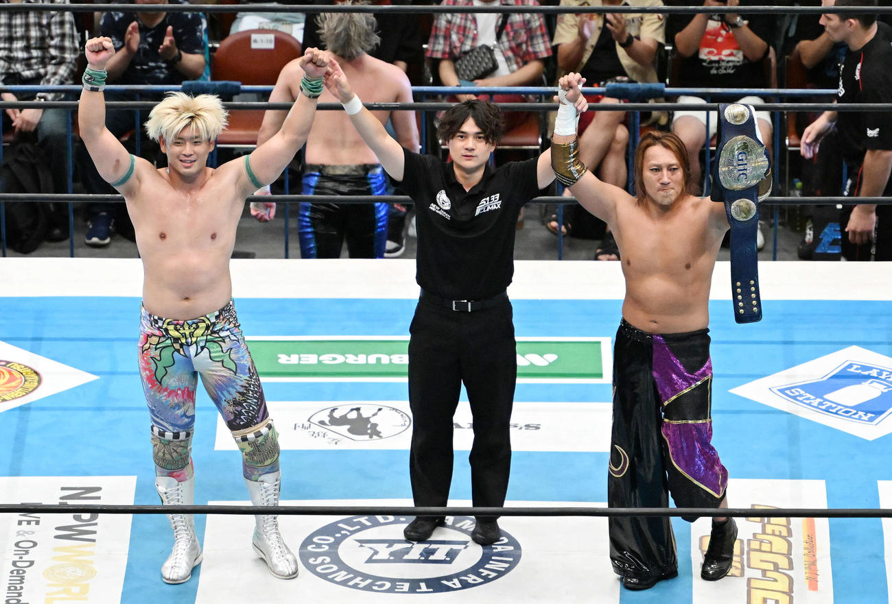 4人タッグマッチで勝利し勝ち名乗りを受ける清宮（左）とHAYATA（撮影・滝沢徹郎）