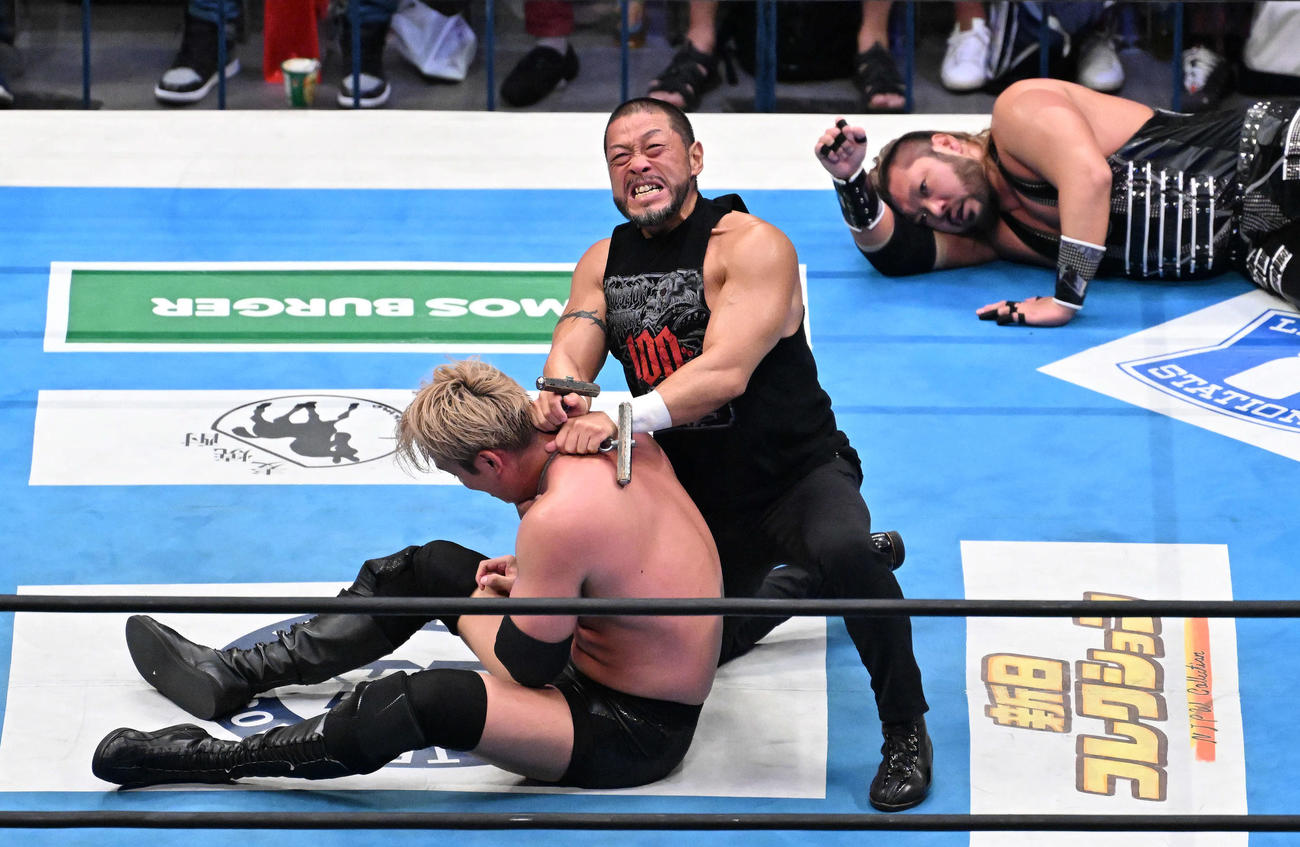 ディック東郷（中央）反則攻撃を受けるオカダ・カズチカ（撮影・滝沢徹郎）