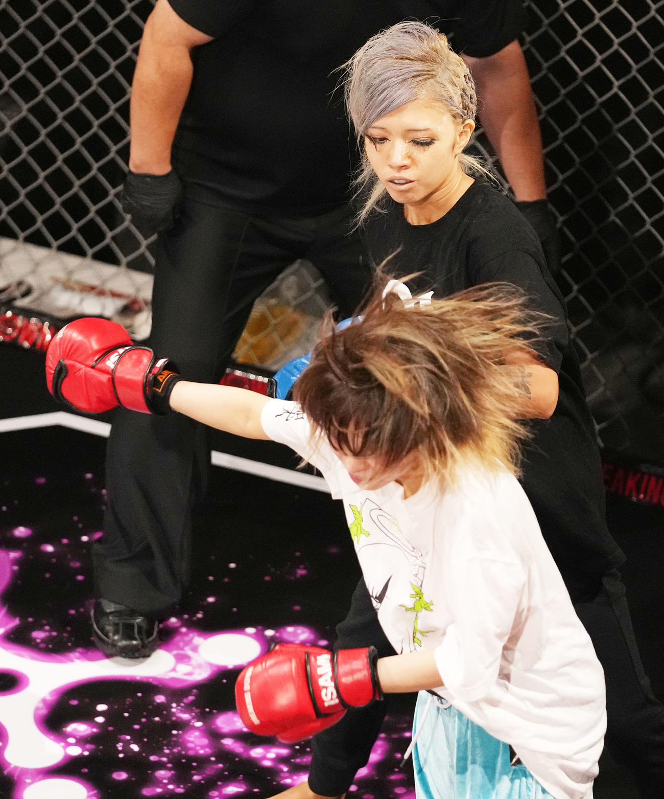 元仮面女子の胡桃そら（手前）に、スパーリングで勝利した肝っ玉ドリフトギャルレーサーの油浦桃（撮影・横山健太）