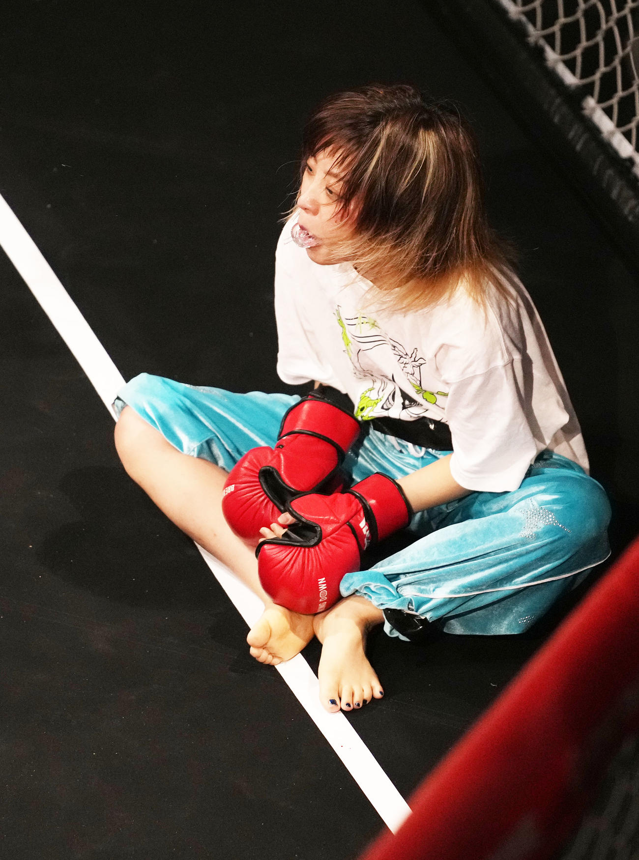 肝っ玉ドリフトギャルレーサーの油浦桃とのスパーリングに敗れた、元仮面女子の胡桃そら（撮影・横山健太）