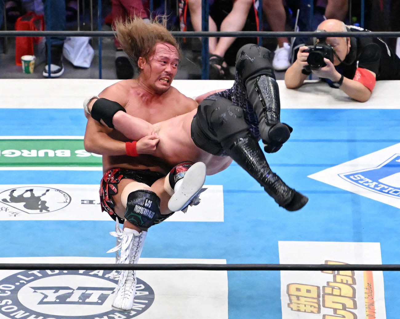 内藤（左）はウィル・オスプレイにデスティーノを決める（撮影・滝沢徹郎）