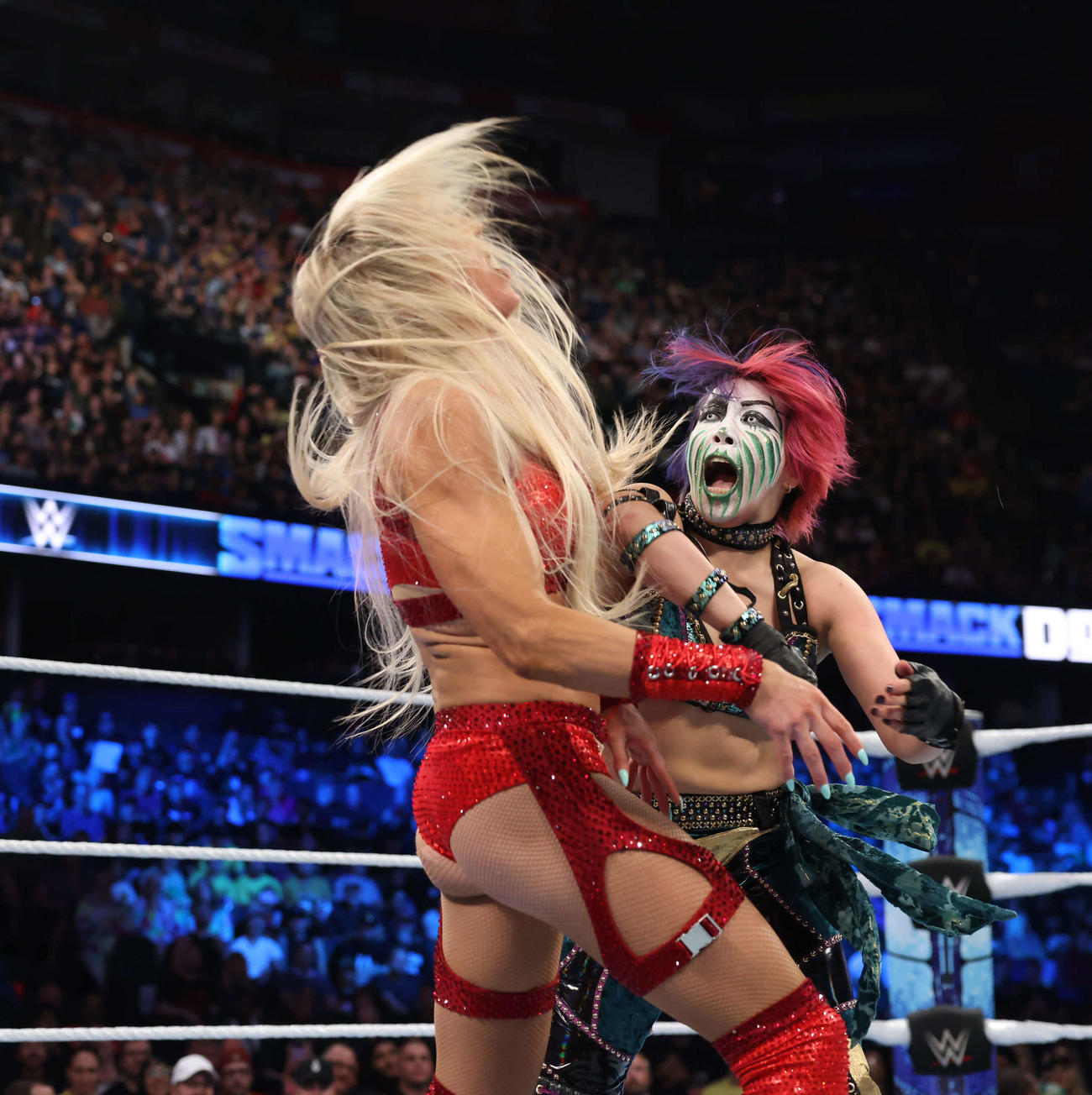 シャーロット・フレアー（左手前）にエルボーを打ち込むアスカ（C）2023 WWE, Inc. All Rights Reserved.