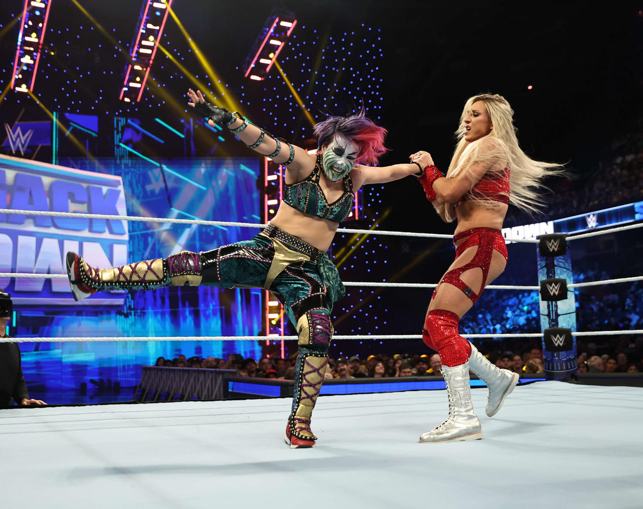シャーロット・フレアー（右）とのシングル戦に臨んだアスカ（C）2023 WWE, Inc. All Rights Reserved.