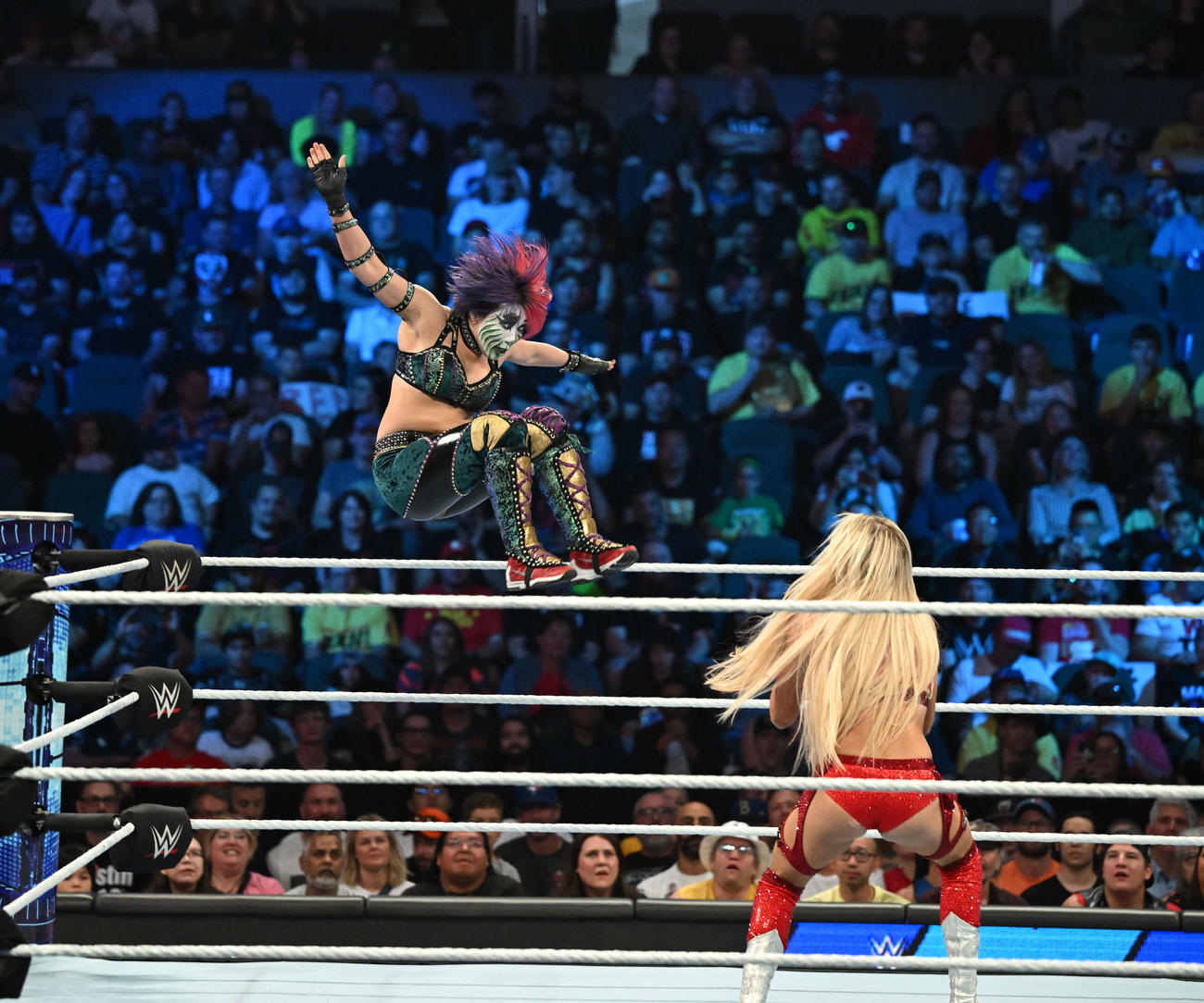 シャーロット・フレアー（右）にミサイルキックを放ったアスカ（C）2023 WWE, Inc. All Rights Reserved.