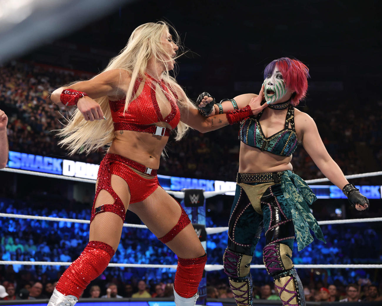 シャーロット・フレアー（左）と意地をぶつけ合うアスカ（C）2023 WWE, Inc. All Rights Reserved.